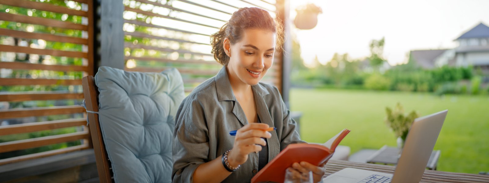 why-the-busy-real-estate-world-needs-simplicity-woman-at-desk