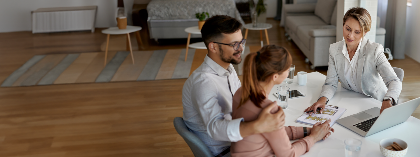 things-real-estate-clients-want-to-see-from-agents-desk-scene