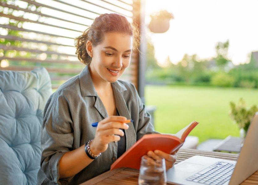 why-the-busy-real-estate-world-needs-simplicity-woman-at-desk-main